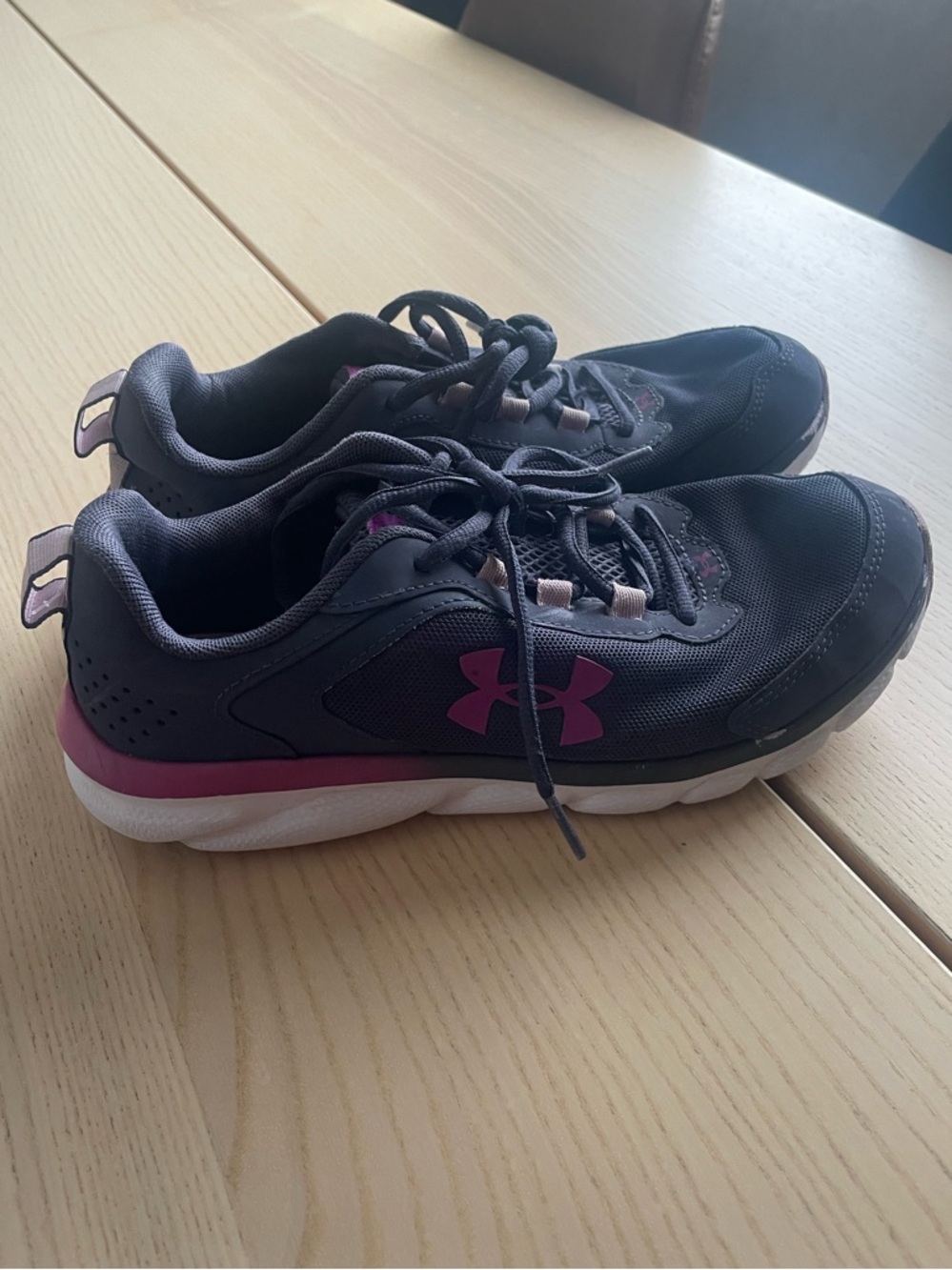 Under Armour runners for girls size 6.5Y, girls running shoes 6.5
